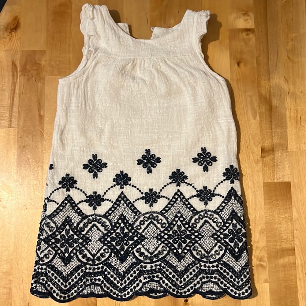 Embroidered white and navy dress from heart and arrow
